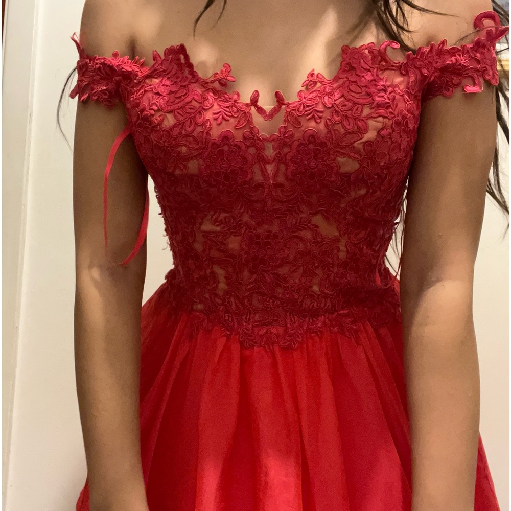 Read off the shoulder, many short dress lace